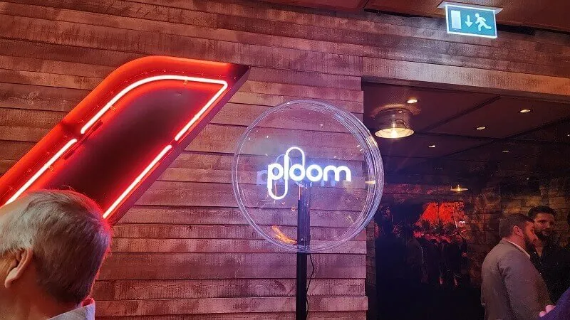 3D-Hologram-Fan-and-holographis-display-pyramid-in-central-London-7 3D-Hologram-Fan-and-holographis-display-pyramid-in-central-London-7